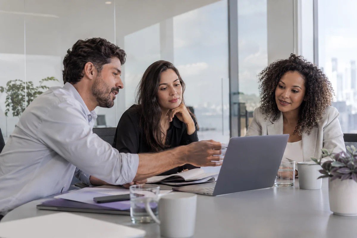 Profissionais planejando juntos em uma reunião de trabalho